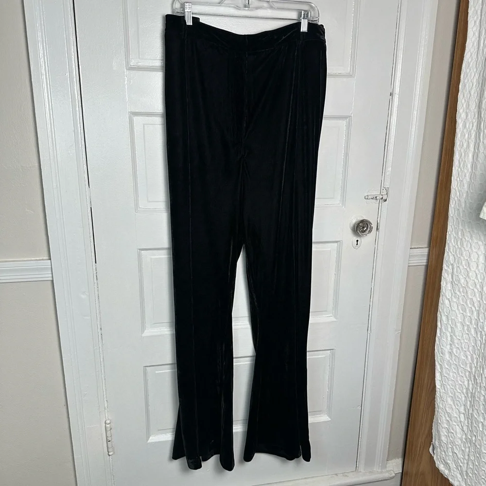 PrettyLittleThing‎ x Naomi Campbell Black Velvet Pintuck Flared Trousers Pants